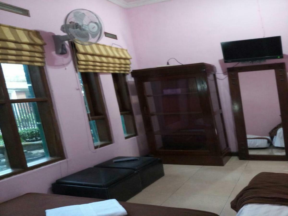 Seventeen homestay Bandung Buitenkant foto